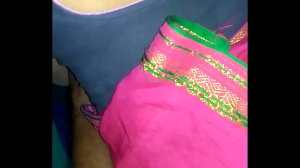 गहरी नींद में हो रही चुदाई से सोई बीवी जाग गई