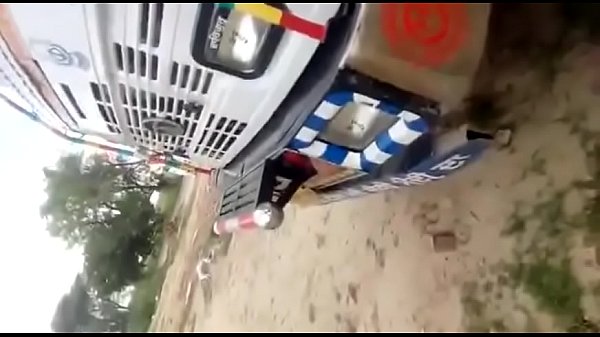 दिहाड़ी सेक्सी भाभी ट्रक में चुदी