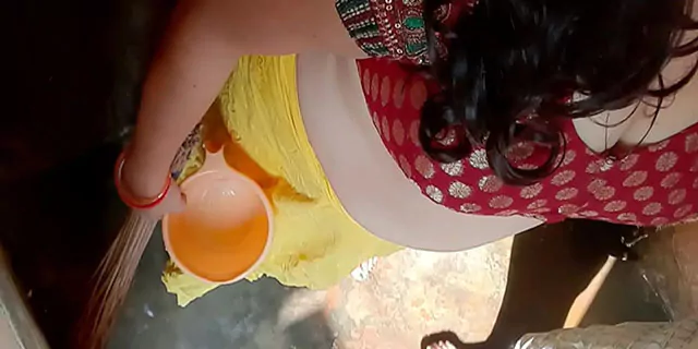 बातरूम मे घुस कर भाभी को चोदा पड़ोस ने