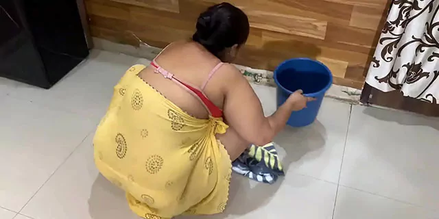 घर की सेक्सी नौकरानी को खूब चोदा कॉलेज बॉय ने