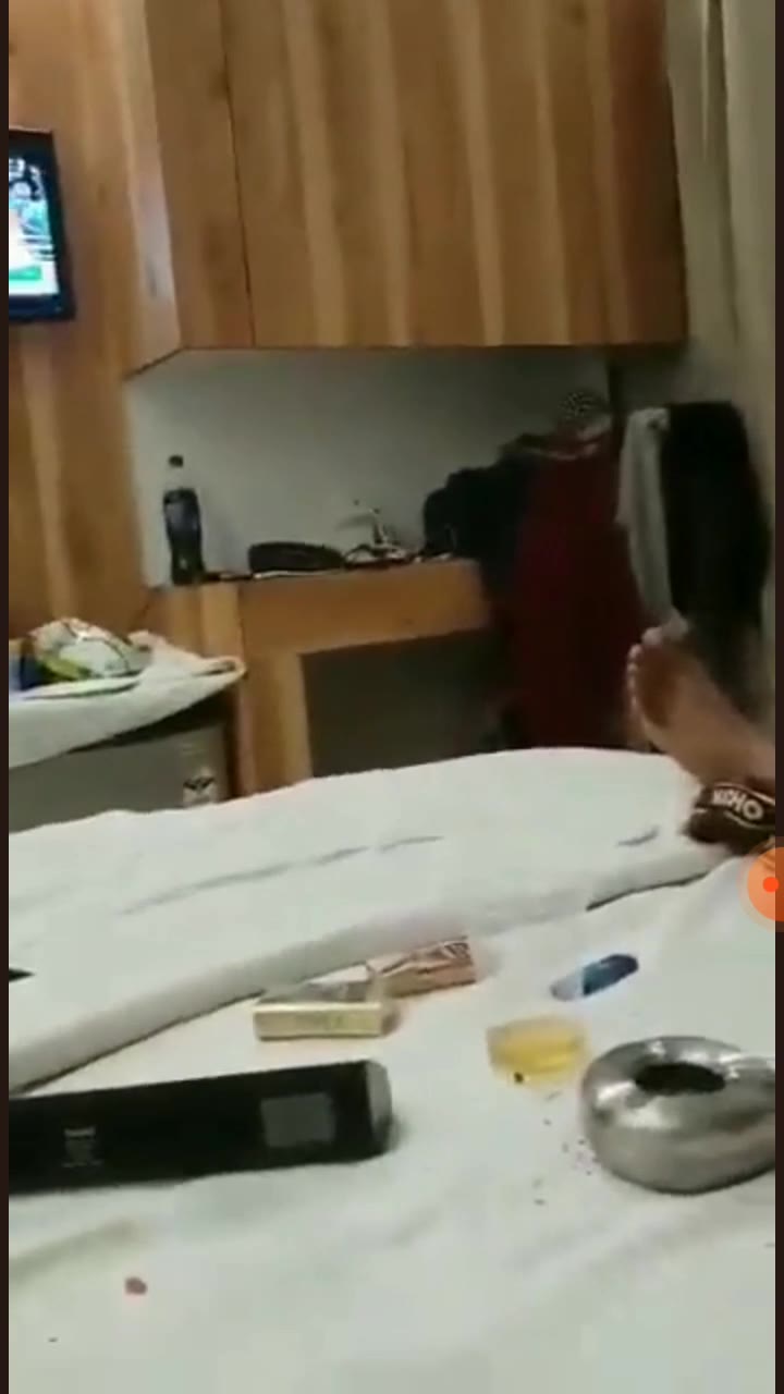 सट्टेबाजों के सामने नंगी नाचती लैसबियन लड़कियां