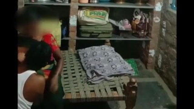 देसी आंटी की फूकिंग चारपाई पर लिटा के