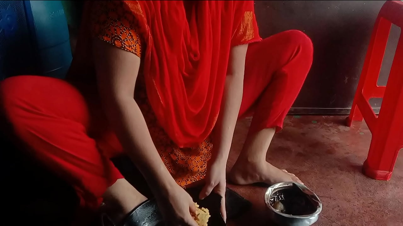 जब साली खाना पका रही थी, तो जीजा ने लिटा को चोद दिया।