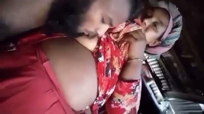 आंटी के मोठे दूध को आदमी ने मजे से चूसा – देसी बफ (ब्लू फिल्म)