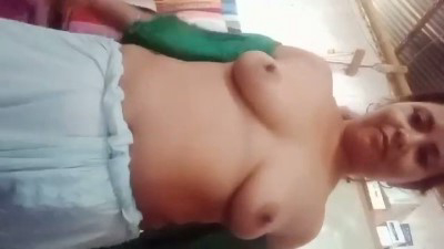 मजेदार: बिंदास औरत गैर मर्द के सामने पूरी नंगी हुई
