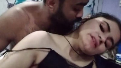हॉट प्रेमिका के पडोसी ने मजे से मोठे दूध चुसे – इंडियन बफ (हॉट वीडियो)