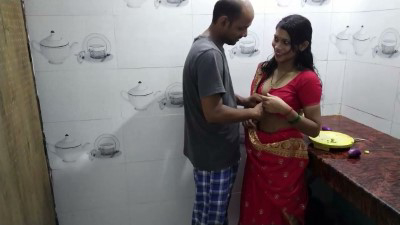 किचन मे भाभी के दूध दबा कर देवर ने छोड़ा – देसी बफ (ब्लू फिल्म)
