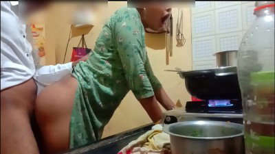 किचन में सेक्सी बीबी को पति ने कुटिया बनाकर छोड़ा – हिंदी बफ (सेक्स वीडियो)