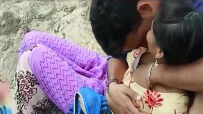 वायरल वीडियो: आउटडोर क्रेजी कपल की स्मूच के साथ सेक्स मस्ती क्लिप