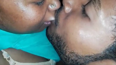 स्मूचिंग करके औरत का चोरे से देहाती सेक्स (ब्लू फिल्म)